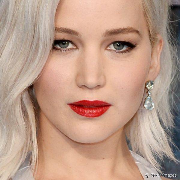 As donas de pele mais clara como Jennifer Lawrence podem abusar do batom vermelho vibrante para destacar os l?bios em um look branco de Ano Novo